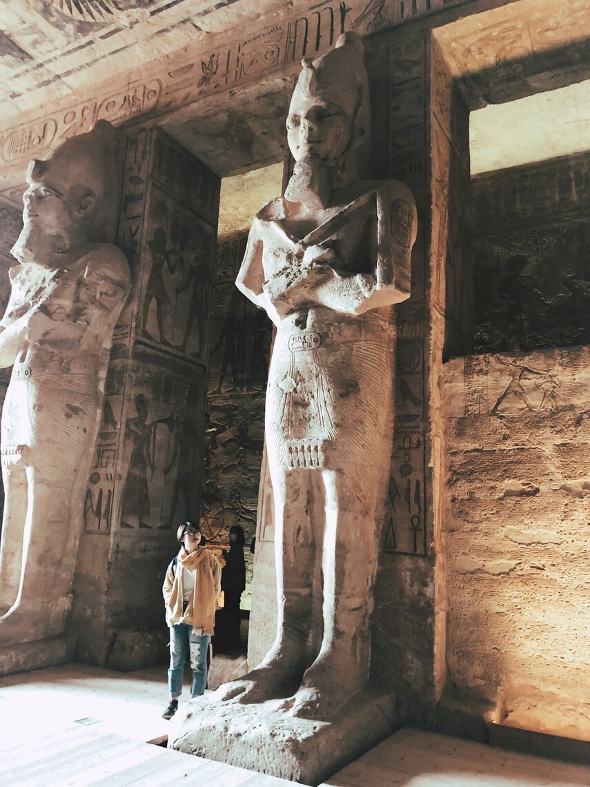 Bên cạnh pho tượng Osiris khổng lồ trong điện thờ vua