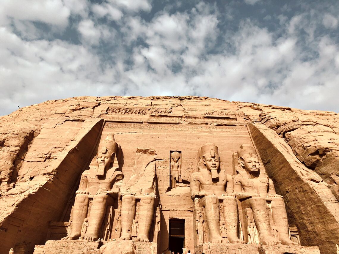 Mỗi bức tượng đều được đội các loại vương miện khác nhau biểu tượng cho các vùng Thượng Ai Cập và Hạ Ai Cập