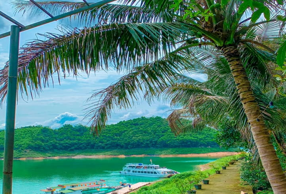 Một góc trên Đảo Dừa (Ảnh: FB. Dịch vị thuyền, nhà sàn ở Thung Nai)