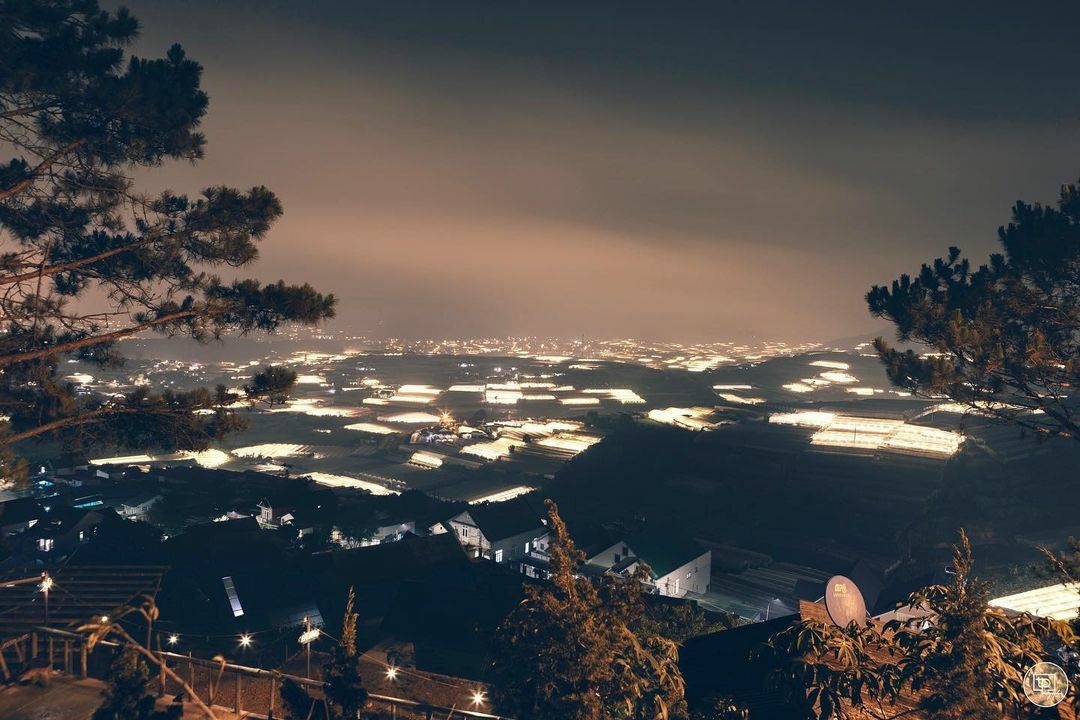 Buổi tối tại Xóm Lèo ngắm trọn view thung lũng đèn cũng rất là đẹp - Ảnh: Phuong Thanh