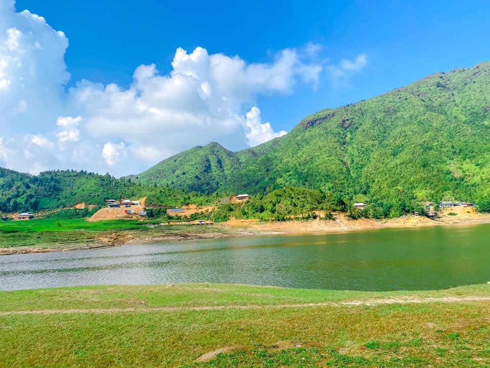 Bên cạnh những địa điểm đã quá quen thuộc, quá nổi tiếng thì bạn có thể ghé đến một hồ nước đẹp mỹ mãn ở miền núi Sapa - hồ Séo Mý Tỷ. Đây chính là hồ nước nhân tạo cao nhất Việt Nam, sở hữu nét đẹp hoang sơ tựa như một chốn nhỏ nào đó ở châu Âu. Ảnh: FB@hoangthuyduong