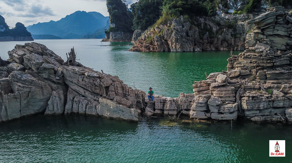 Đến Na Hang chắc chắn sẽ không ai bỏ lỡ cơ hội đi du thuyền trên hồ thủy điện Na Hang, để được đắm mình với thiên nhiên mênh mông sông nước, trùng điệp núi rừng, được nghe những câu chuyện kể về sự tích gắn với từng địa danh nơi đây.  Ảnh: FB@duongcam