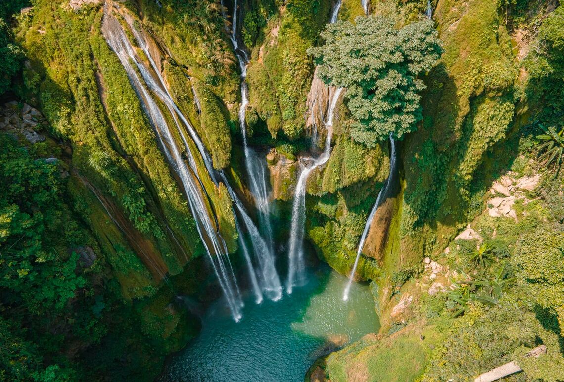 Là ngọn thác đẹp và ít người biết, Nàng Tiên nằm ở vùng rừng núi vẫn tiềm tàng hiểm nguy, nhất là khu vực chân thác, nơi thường có xoáy nước và các khe đá ngầm. Ảnh: FB@buingoccong