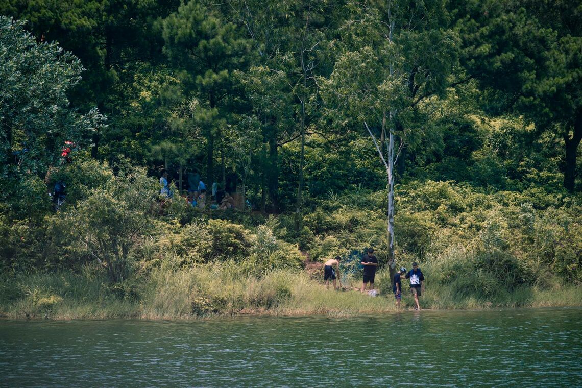 Đến với Hồ Đồng Đò dù chỉ trong 1 ngày, bạn sẽ được trải nghiệm trọn vẹn các hoạt động thú vị như cắm trại, tiệc BBQ, chèo thuyền… và tận hưởng thiên nhiên trong lành, tĩnh lặng. Ảnh: FB@buingoccong