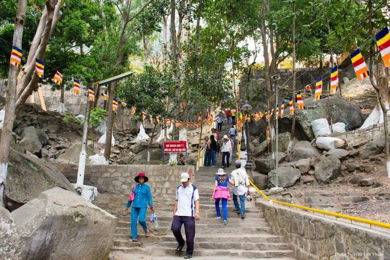 Những bậc thang hướng lên chùa Bà Đen (Ảnh: Internet)